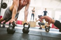 CrossFit спортсменів, які здійснюють разом у тренажерний зал — стокове фото