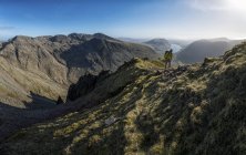 Inghilterra, Cumbria, Lake District, Wasdale Valley, Great Gable, arrampicatore a piedi sulla montagna — Foto stock