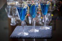 Cocktail com licor de curaçao azul — Fotografia de Stock