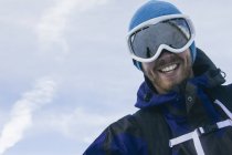 Людина з лижних окуляри посміхається — стокове фото