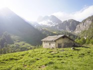 Italia, Piemont, Valle de Maira, granero en las montañas - foto de stock