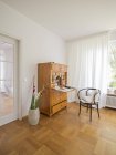 Secrétaire dans un appartement moderne intérieur — Photo de stock