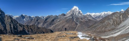 Nepal, Himalaya, Solo Khumbu, Taboche Peak, escursioni uomo in montagna — Foto stock