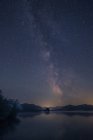 Німеччина, Баварія, Chiemgau, озера Кімзее в нічний час, зоряне небо — стокове фото
