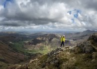 England, cumbria, Lake District, langdale, harrison stickle, kletterer walking in the mountains — Stockfoto
