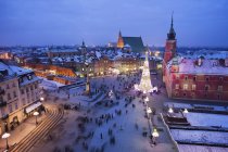 Pologne, Varsovie, vue sur la place du Château avec sapin de Noël illuminé au centre historique de la ville la nuit — Photo de stock