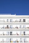 España, Mallorca, Balcones de un hotel blanco contra el cielo - foto de stock