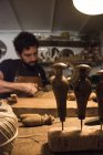 Kunsthandwerker flechtet in seiner Werkstatt einen Weidenstierkopf — Stockfoto