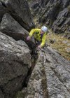Inglaterra, Cumbria, Lake District, Wasdale Valley, Napes Needle, alpinista — Fotografia de Stock