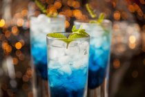 Cocktail con liquore al curacao blu — Foto stock
