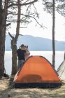 Bulgaria, Rhodope Mountains, couple hugging at shore of Dospat Reservoir — Stock Photo