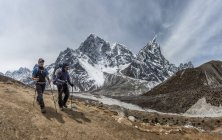 Nepal, Himalaia, Solo Khumbu, dois homens caminhando — Fotografia de Stock