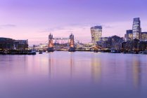 Regno Unito, Londra, skyline con il Tamigi e Tower Bridge al tramonto — Foto stock
