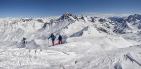 France, Isere, Les Deux Alps, Pic du Galibier, ski mountaineering in snow covered mountains — Stock Photo