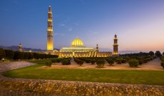Sultan Qaboos Grand Mosque in the evening, Muscat, Oman — Stock Photo