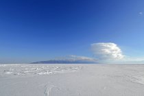 Russia, Lago Baikal, giornata di sole sopra il lago ghiacciato — Foto stock