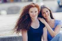 Retrato de dos chicas adolescentes mirando a la cámara - foto de stock