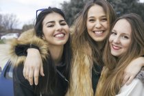 Photo de groupe de trois jeunes femmes heureuses — Photo de stock