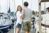 Німеччина, Любек, посміхаючись пара в marina — стокове фото