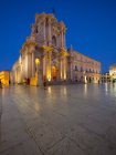 Italia, Sicilia, Siracusa, Ortigia, Cattedrale Santa Maria delle Colonne all'ora blu — Foto stock