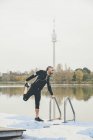 Österreich, Wien, Joggerin beim Stretching auf der Donauinsel — Stockfoto