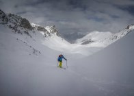 Francia, Hautes Alpes, Parque natural de Queyras, Ceillac, Tete du Rissace, esquí de montaña - foto de stock