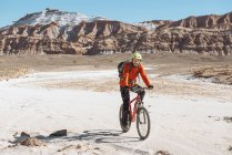 Cile, L'uomo libera una mountain bike attraverso la Valle de la Luna, deserto di Atacama — Foto stock