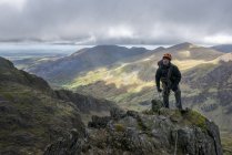 Reino Unido, Norte de Gales, Snowdonia, Cwm Glas, Garnedd Ugain, Clogwyn y Parson, montanhista escalando na rocha — Fotografia de Stock