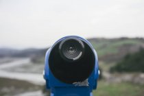 Télescope bleu pendant la journée sur fond flou — Photo de stock