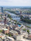 Міський пейзаж з Головна річка у Франкфурті, Гессен, Німеччина — стокове фото