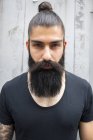 Retrato de un joven con barba y moño - foto de stock