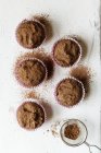 Muffins au chocolat végétalien, sans sucre et de pleine valeur — Photo de stock
