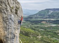 Francia, Orpierre, scalatore arrampicata su scogliera in montagna — Foto stock