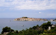 Croazia, Primosten, Veduta sul mare Adriatico — Foto stock