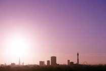 Великобританія, Лондон, skyline з Святого Павла та собору, черепок, Bt башта лондонського метро в ранковому світлі — стокове фото