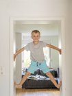 Retrato de menino louro sorridente em uma porta — Fotografia de Stock