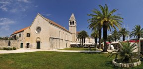 Croazia, Trogir, Convento Domenicano, veduta della costruzione sull'erba verde — Foto stock
