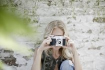 Блондинка фотографирует старым фотоаппаратом — стоковое фото