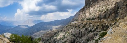 Oman, bilad sayt, Jeeps auf dem Weg nach wadi bani awf — Stockfoto