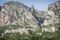 Francia, Alpes-de-Haute-Provence, Vista al pueblo Moustiers-Sainte-Marie - foto de stock