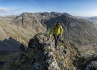 Inglaterra, Cumbria, Distrito de los Lagos, Valle de Wasdale, Great Gable, escalador - foto de stock