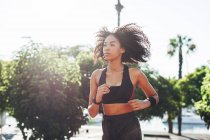 Giovane donna sportiva jogging — Foto stock