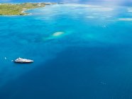 Antigua e Barbuda, Antigua, Green Island, Green Bay, yacht a motore durante il giorno — Foto stock