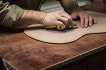 Luthier produce una chitarra nel suo laboratorio, primo piano — Foto stock