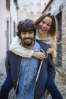 Portrait de jeune couple heureux à l'extérieur — Photo de stock