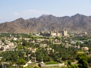 Oman, Dhakiliya, Oasis town Bahla, Fort Bahal sullo sfondo, Al Hajar al Gharbi Mountains — Foto stock