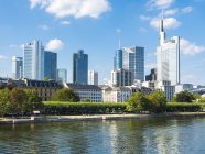 Germania, Assia, Francoforte, Quartiere finanziario e vista sul fiume principale — Foto stock