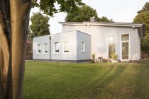 Deutschland, eggersdorf, haus und garten tagsüber — Stockfoto