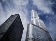 США, штат Іллінойс, Чикаго, Langham Hotel Trump Tower право переглядати знизу — стокове фото