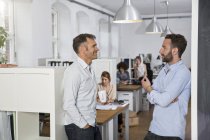 Kollegen reden im Büro — Stockfoto